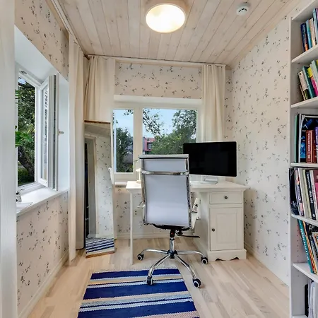 5br Elegant Family With Huge Garden&free Parking Willa Tallin